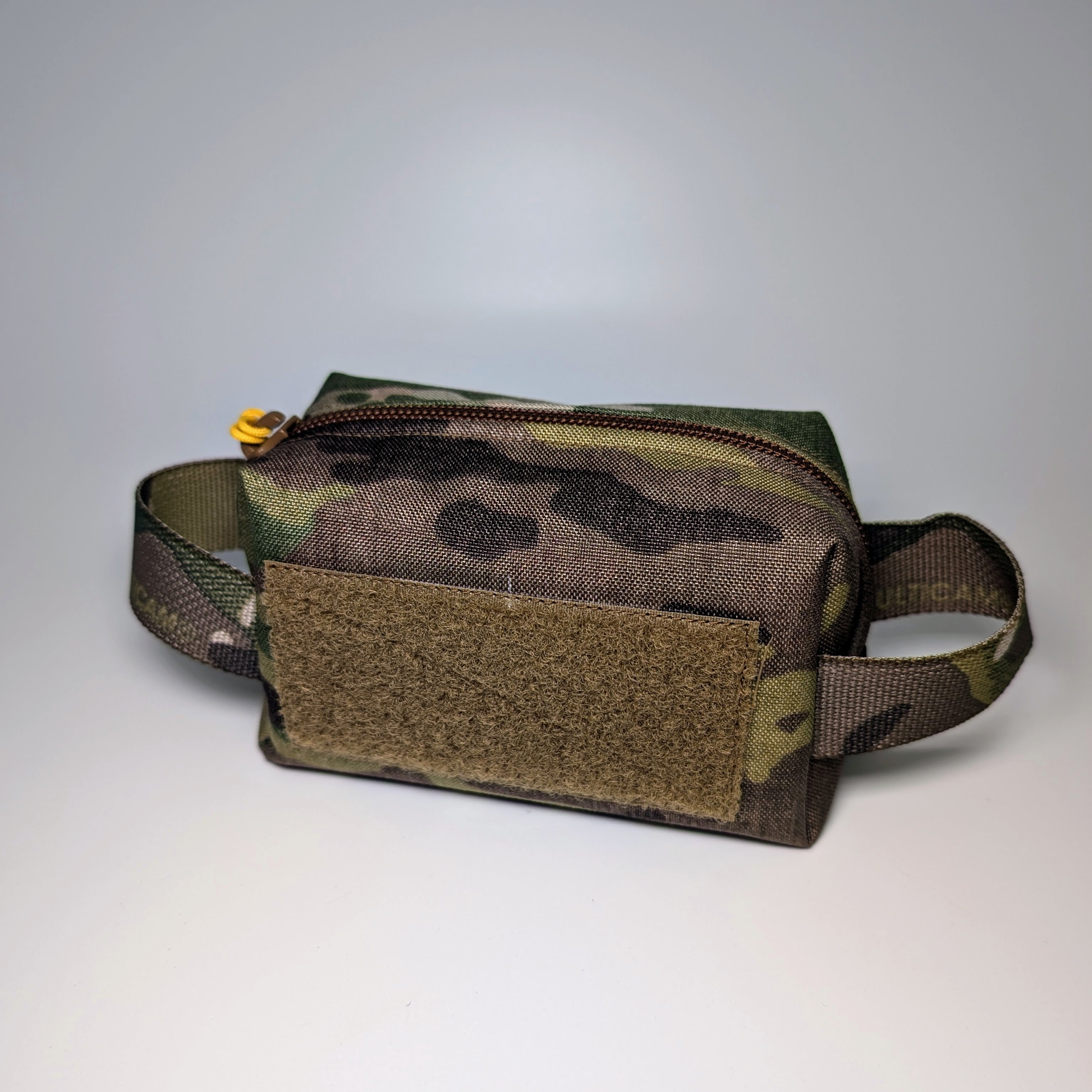 Das Ammo Pouch Mini ist ein kompaktes und robustes Tactical Pouch für ca. 200 Schuss 9mm Munition, Ladehilfen, Werkzeuge oder anderes Zubehör. Aus strapazierfähigem Material gefertigt und Molle-kompatibel, bietet es optimale Organisation und schnellen Zugriff – ideal für Schießanlage, Einsatz oder Outdoor-Abenteuer.